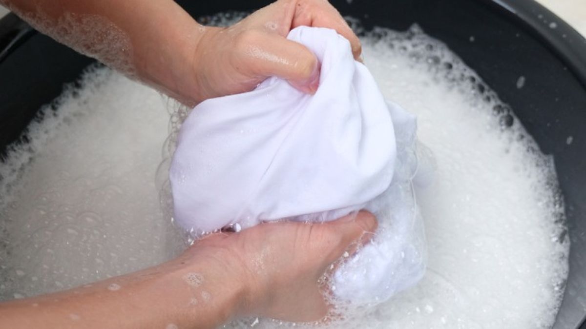 como quitar mancha seca de huevo de la ropa