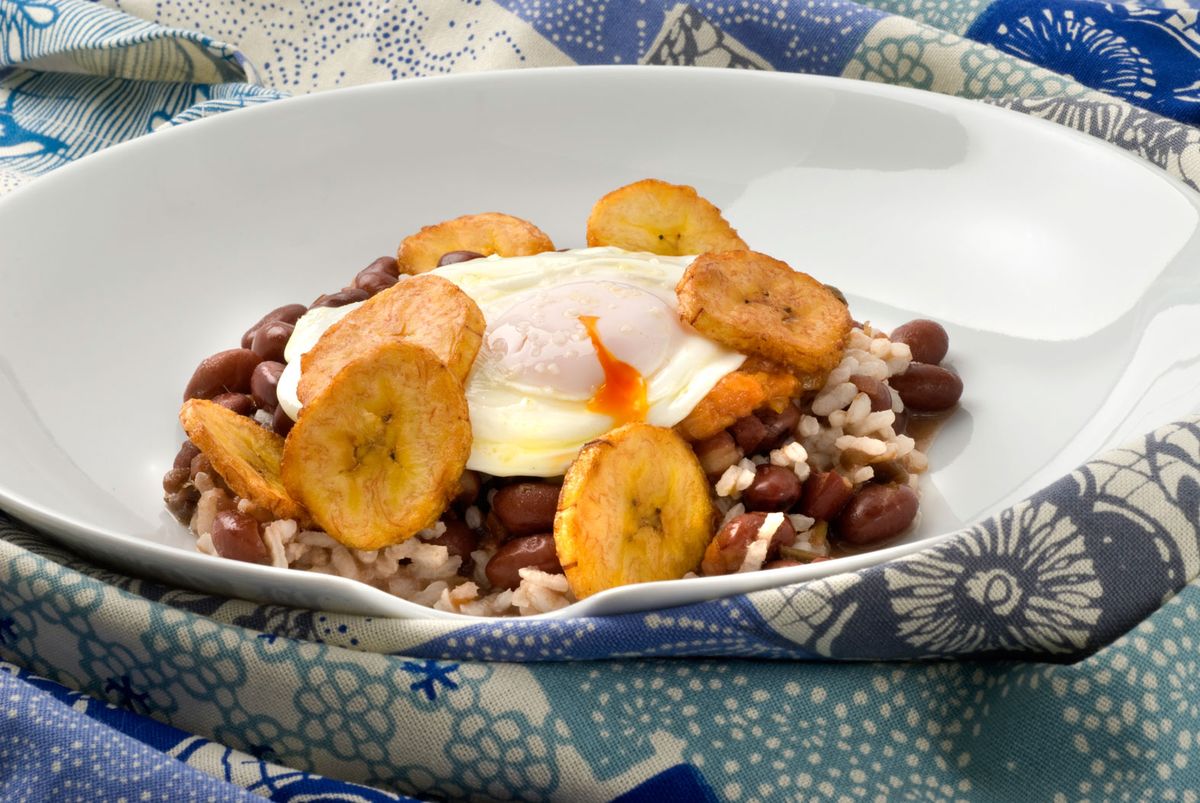 GALLO PINTO CON PLATANO FRITO Y SU HUEVO xl