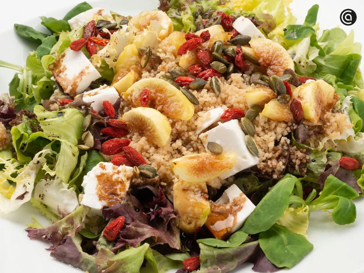Ensalada fresca de higos con queso feta, cuscús, pipas de calabaza y vinagreta de módena.