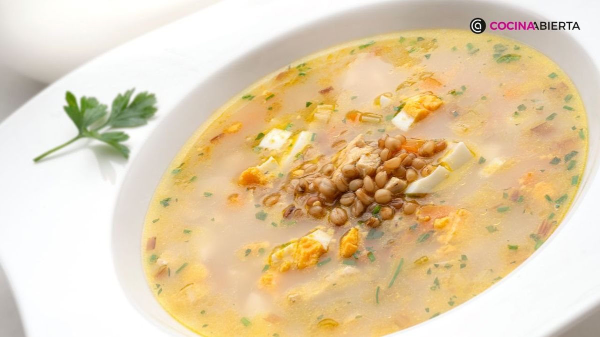 Sopa de pollo y trigo, una receta nutritiva de Karlos Arguiñano