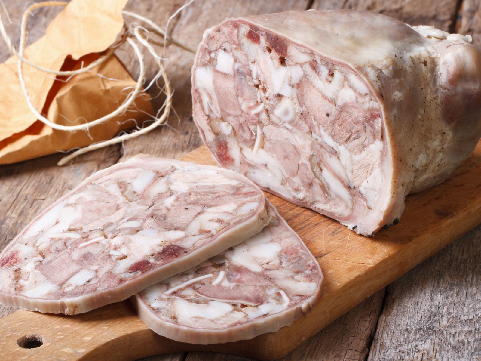 Corte de queso de cabeza, un fiambre tradicional elaborado mediante cocción lenta y prensado.