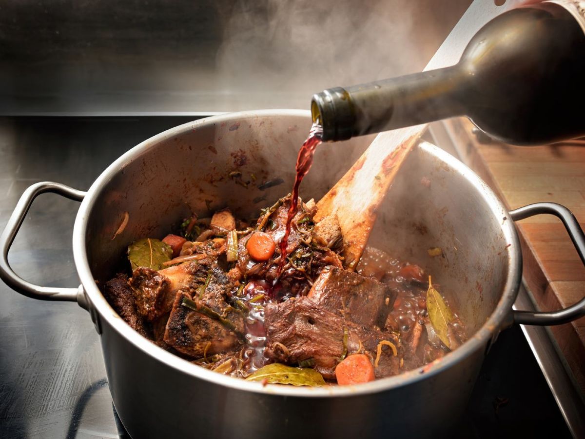 Existen varios tipos de fondos en cocina: oscuro, claro, vegetal, de pescado, de carne y de ave