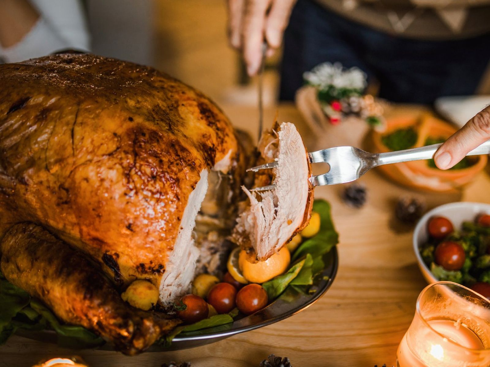 La carne del pavo es más ligera, pero puede resultar seca si se pasa de cocción