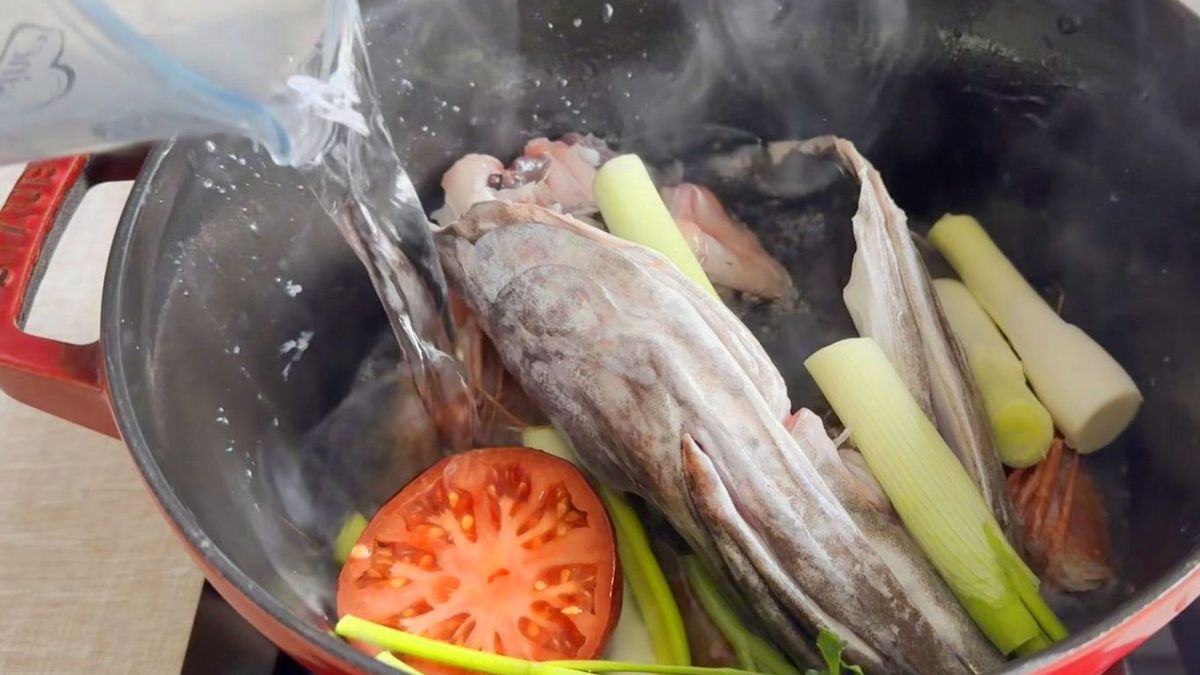 Caldo de pescado para merluza a la cazuela