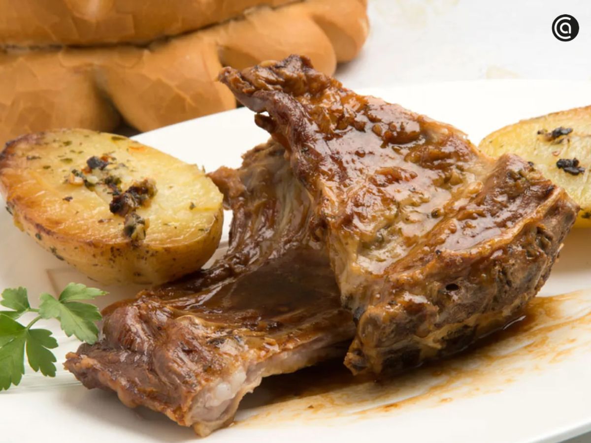 Cordero lechal asado con patatas, una receta tradicional navarra.