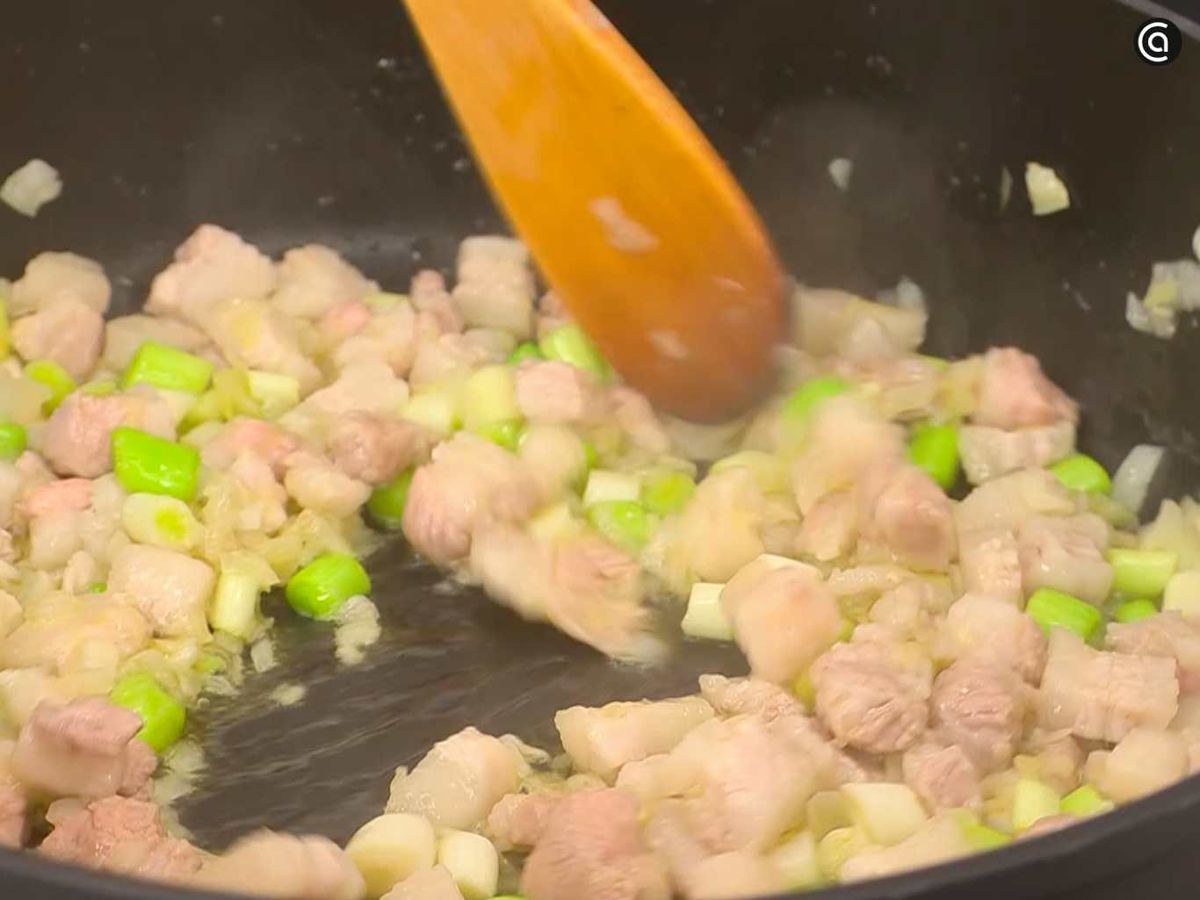 Rehoga la panceta con los ajos