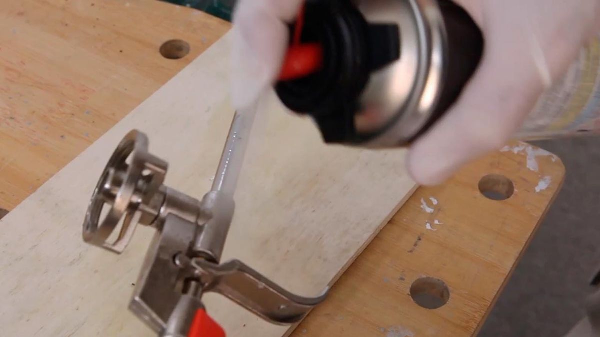 Como usar una pistola de espuma de poliuretano paso 5