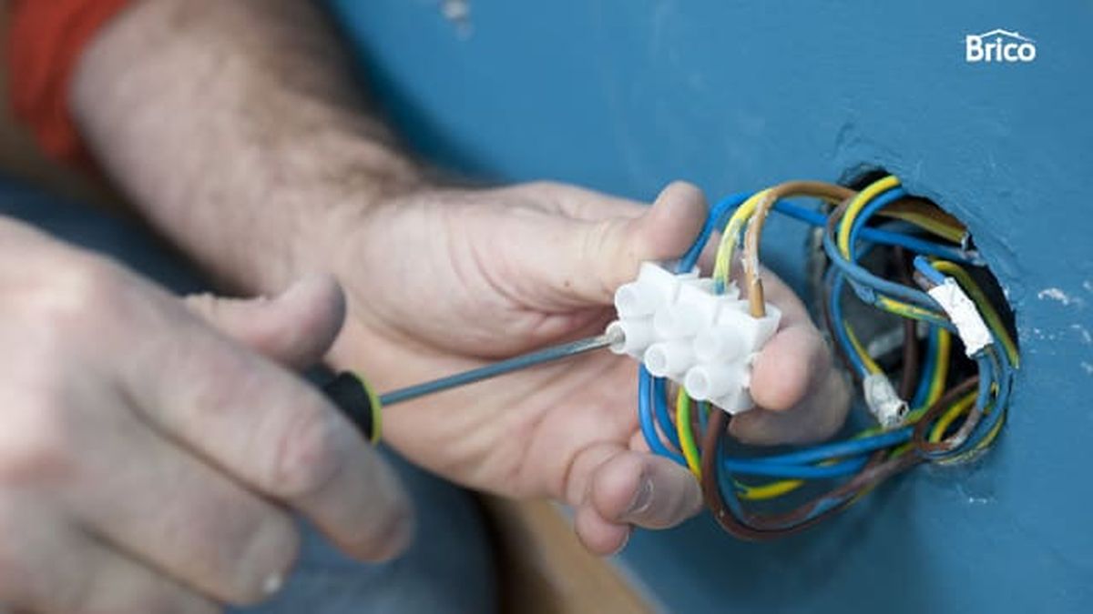 Bricomania 680 como instalar un enchufe y un aplique de pared paso13