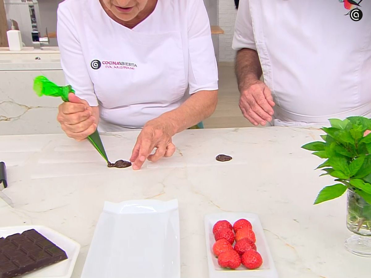 Coloca una gota de chocolate en cada trozo de papel