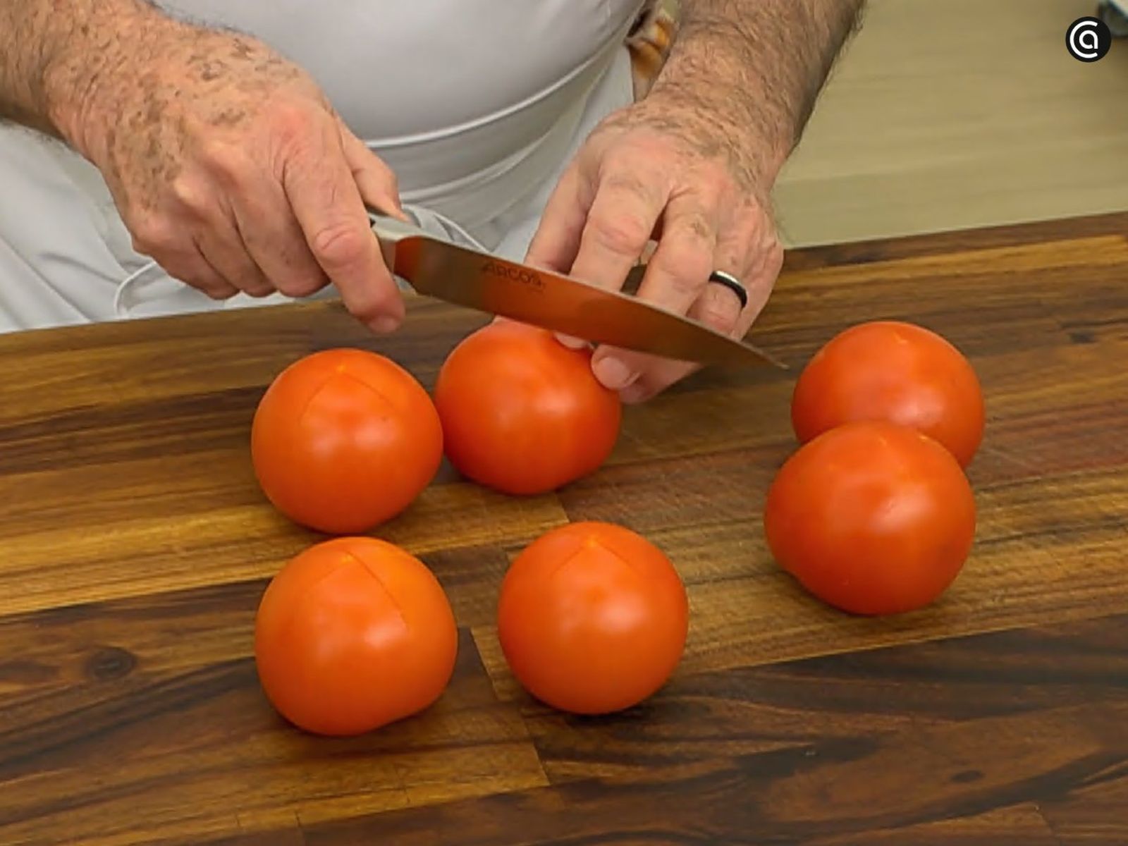 Haz un corte en cruz en la base del tomate antes de escaldarlo