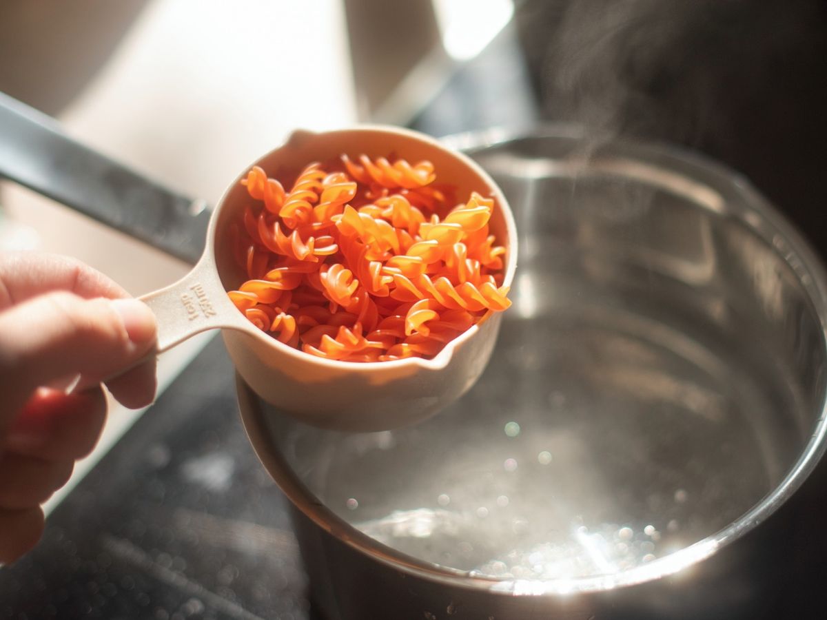La pasta de legumbres cuece enseguida, aunque tiende a pasarse