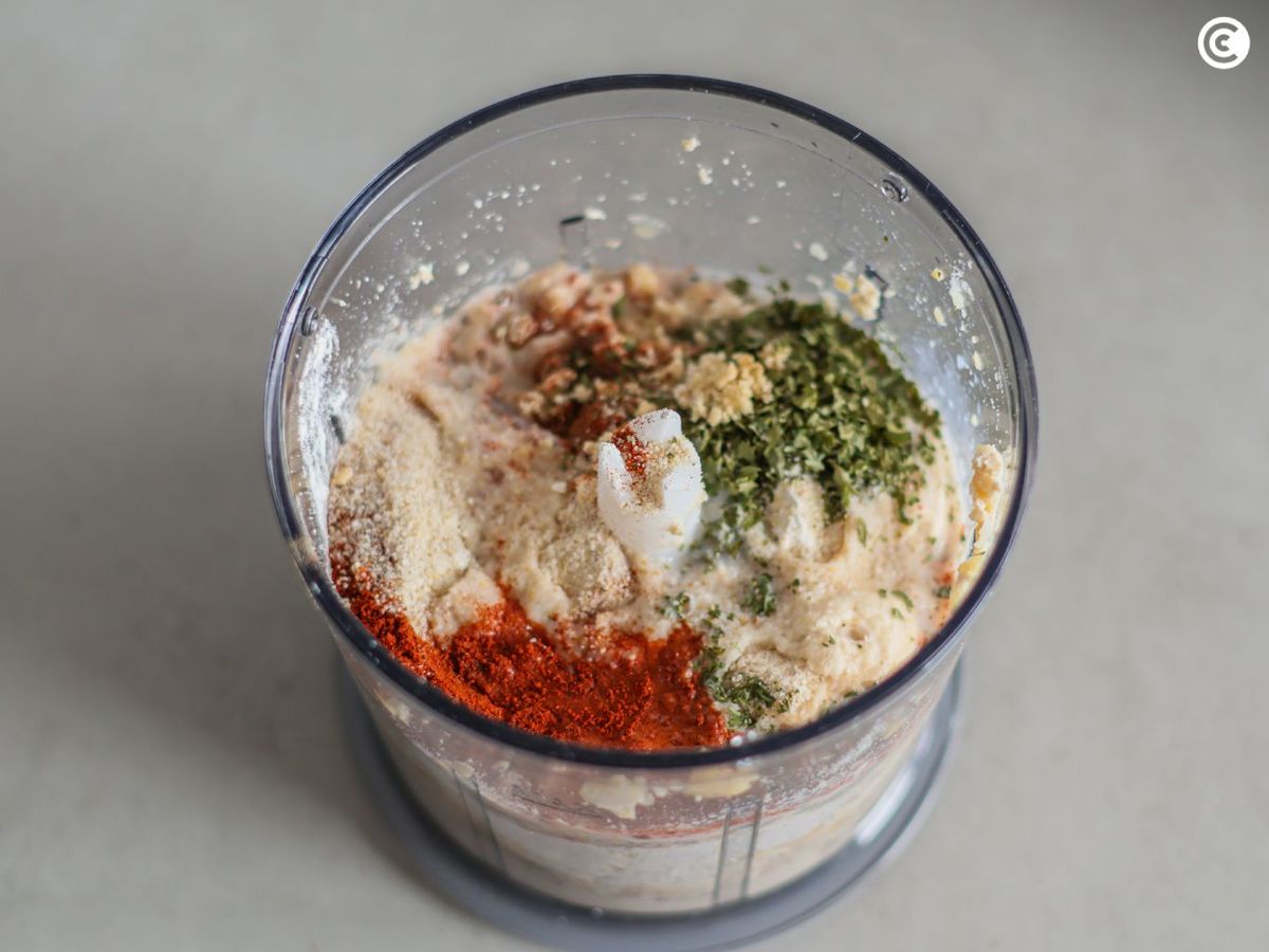 Agregar especias a la masa de los nuggets veganos