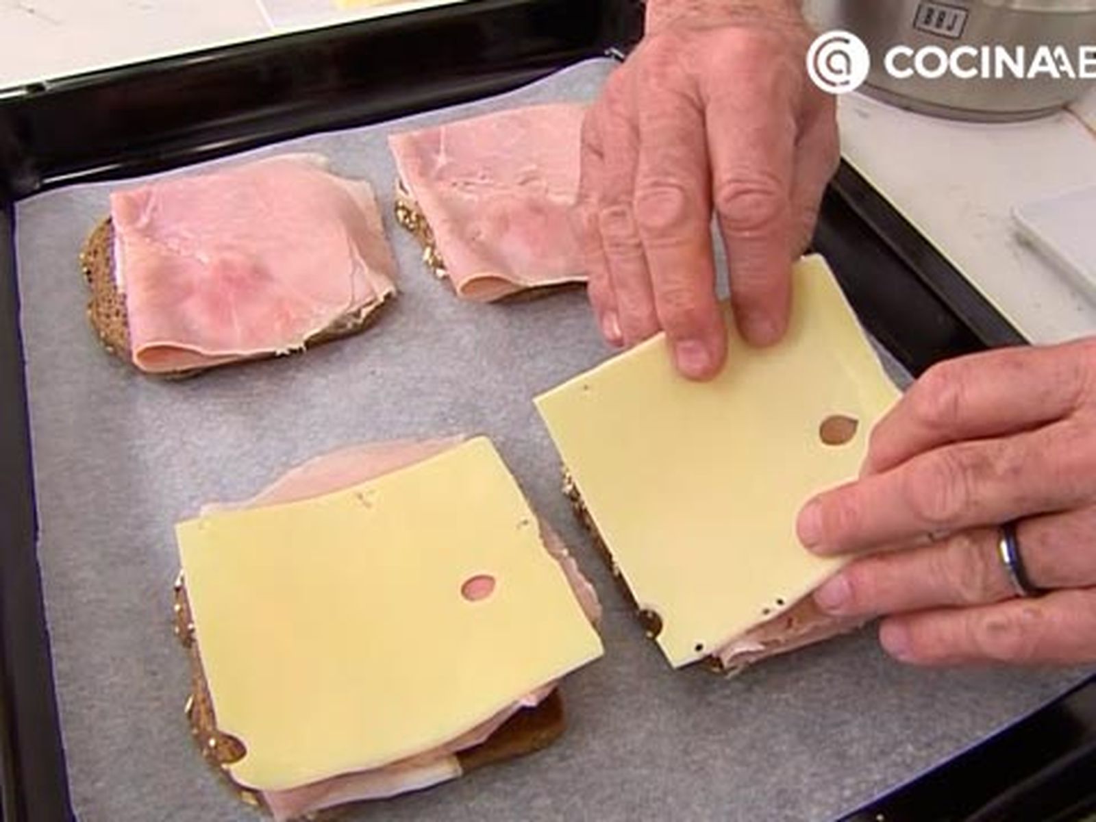 Monta el sándwich sobre la propia bandeja del horno sandwich frances croque madame gratinado con huevo receta karlos arguinano karl67600321 paso3