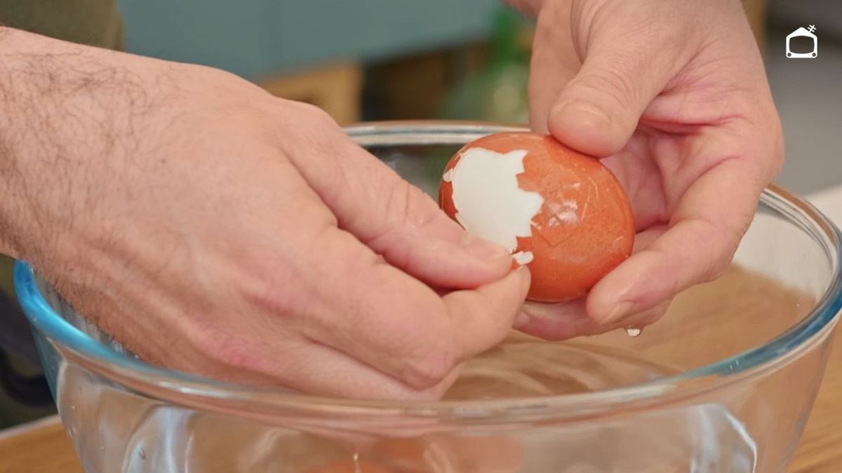 El agua ayuda a separ la membrana de la clara del huevo