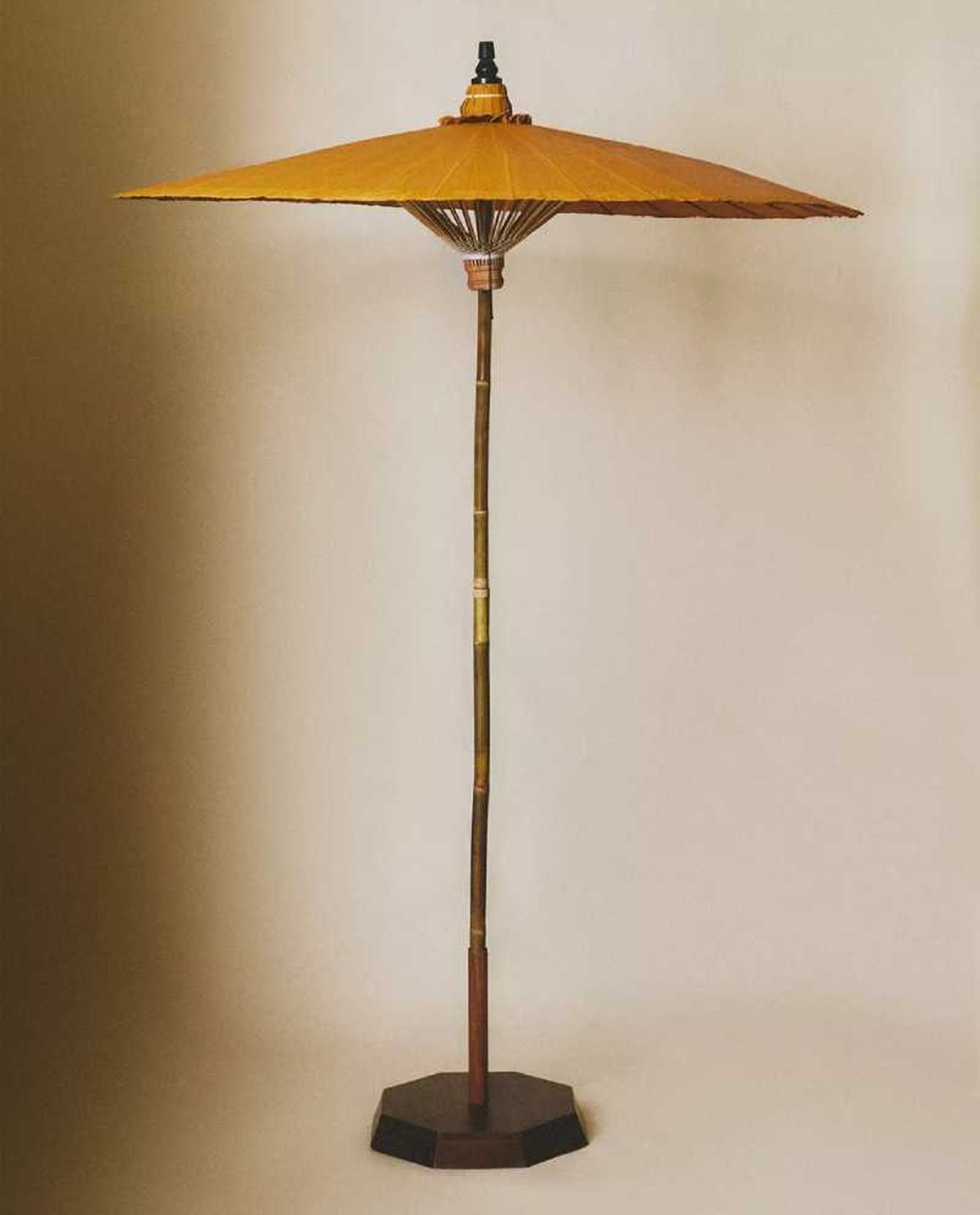 Sombrilla de fibra de bambú y papel.