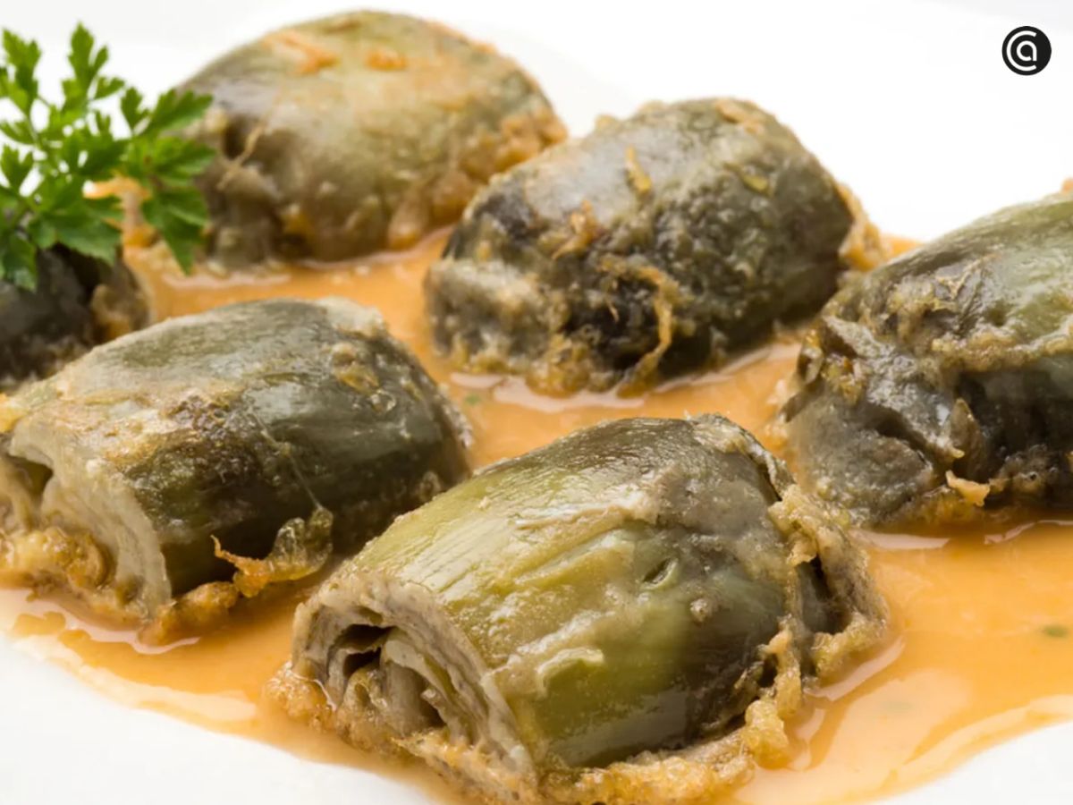 Crujientes y jugosas, las alcachofas rebozadas con salsa española son puro recetario tradicional.