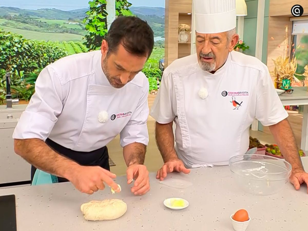 Añade la mantequilla, amasa y deja reposar