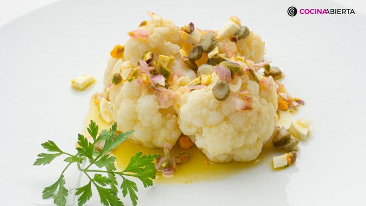 Coliflor cocida al vapor con vinagreta de pistachos