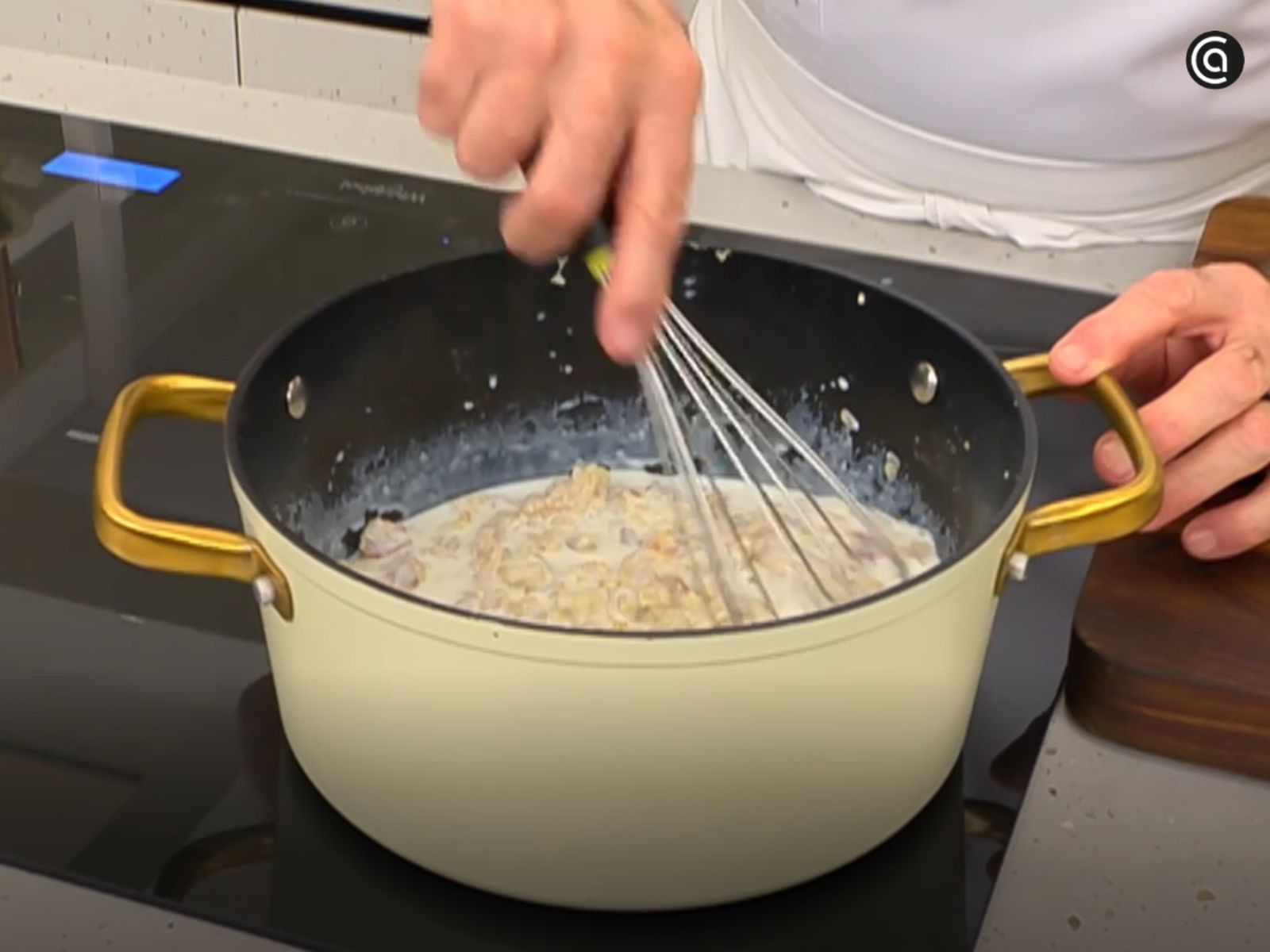 La bechamel se cocina con calma hasta quedar espesa y homogénea.