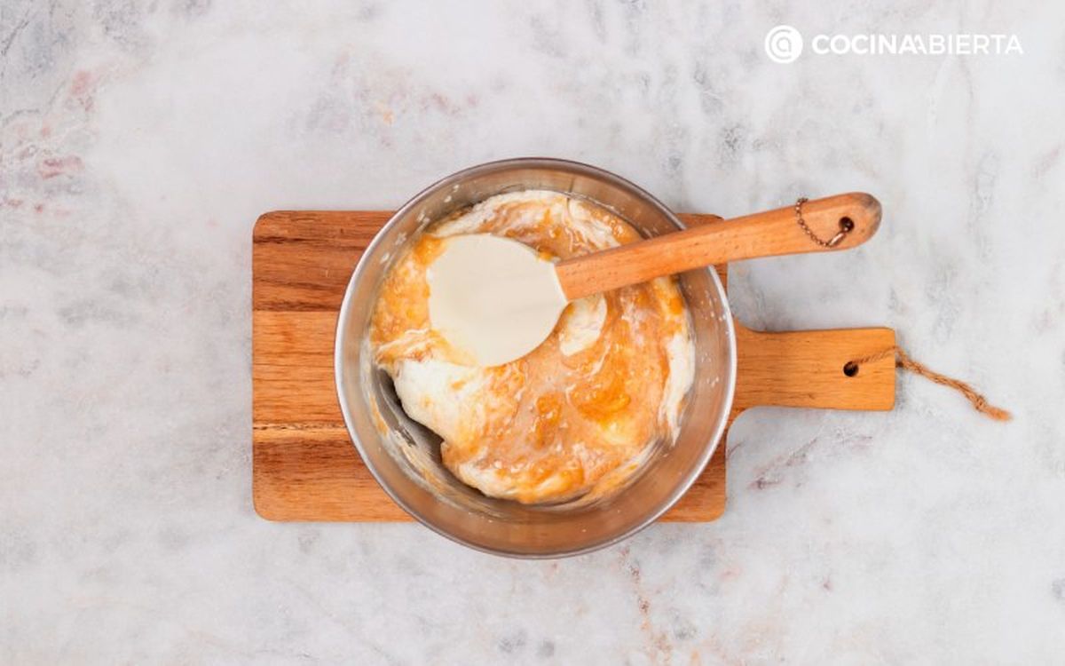 Mezcla la nata y el puré de plátano