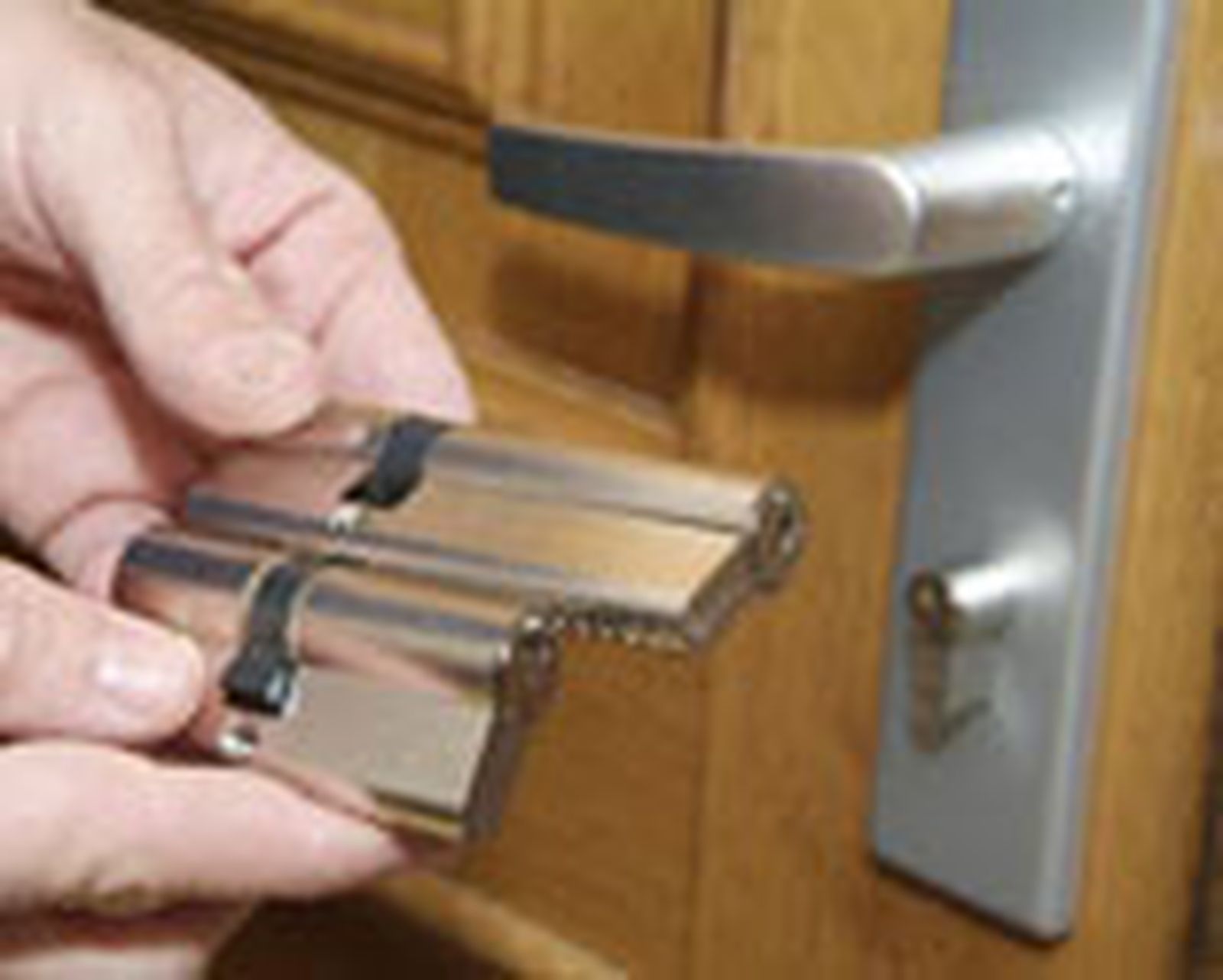 briconsejo 2 0450 Automatizar cerradura existente paso 2 briconsejo 2 0450 Automatizar cerradura existente paso 2
