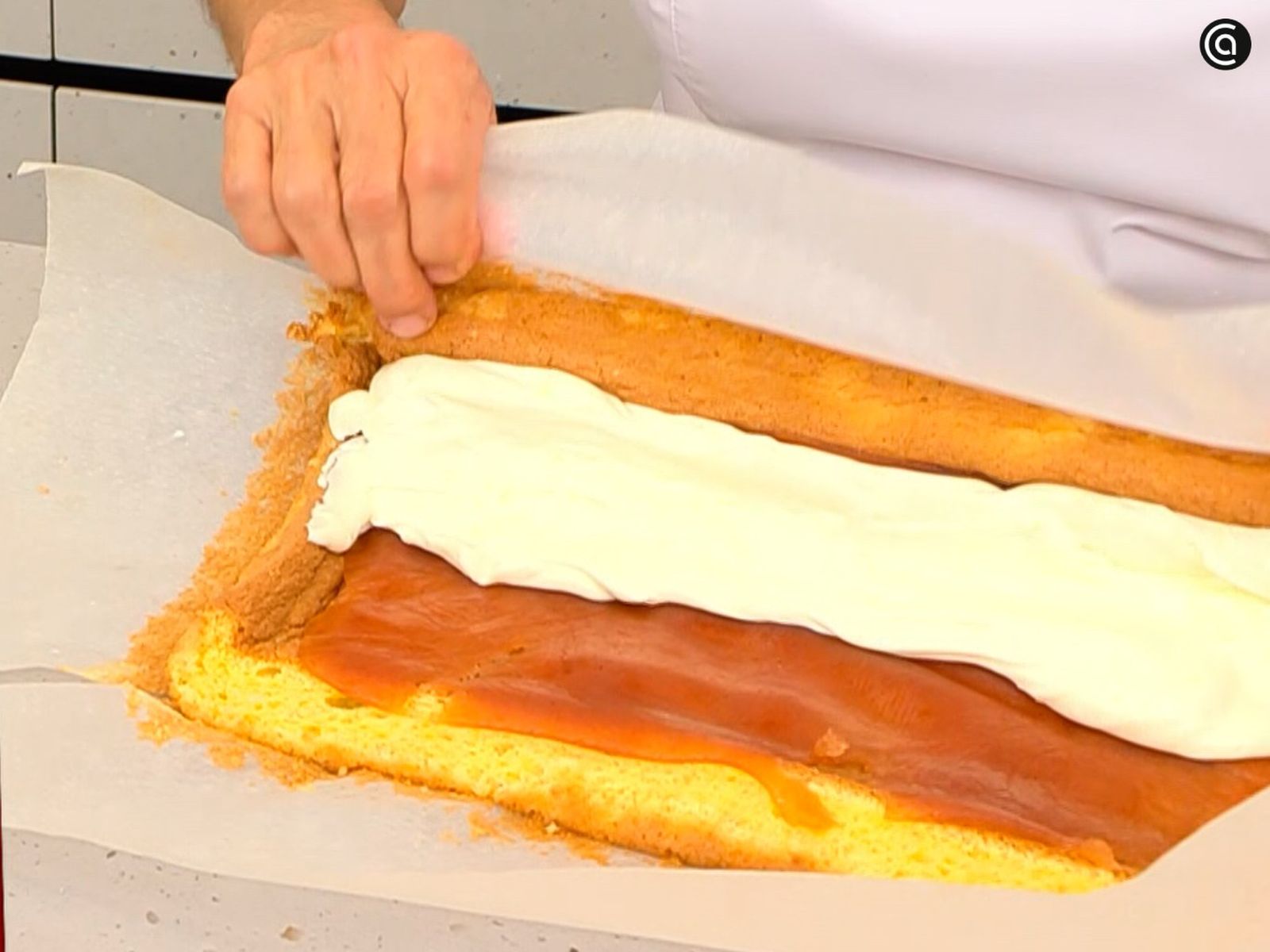 Extiende el membrillo y la crema de limón sobre el bizcocho y enróllalo