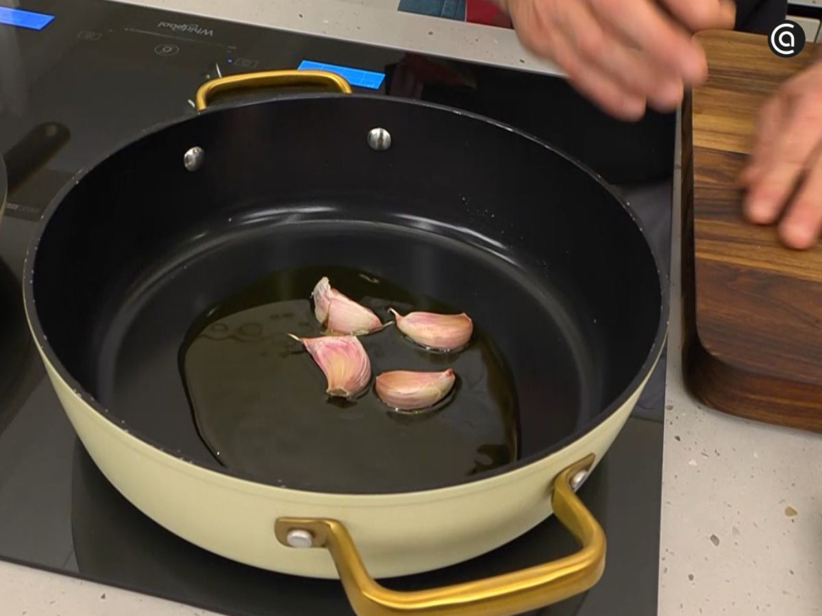 Los ajos se rehogan con la piel y ligeramente golpeados para que suelten más aroma.