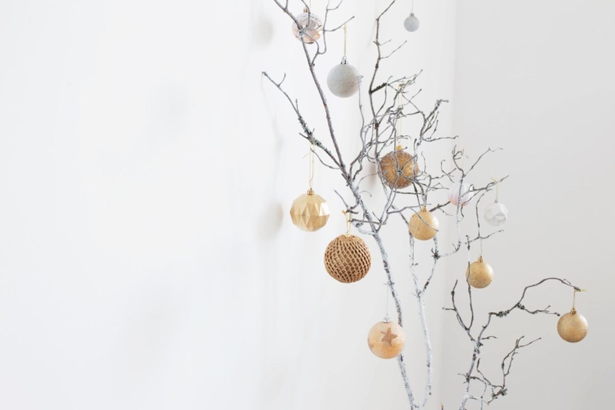 Ramas decoradas con bolas de Navidad.