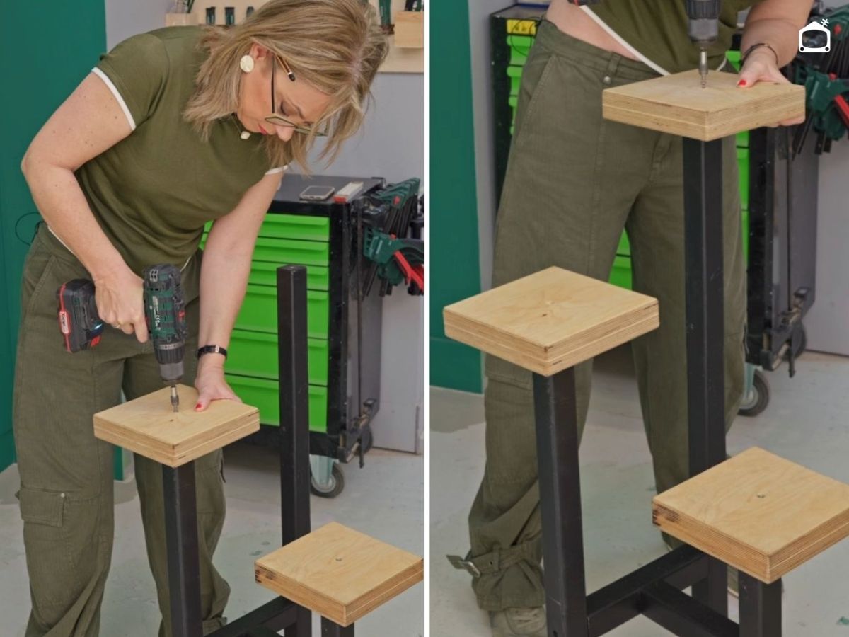 Fija las bases superiores del expositor, donde irán las macetas