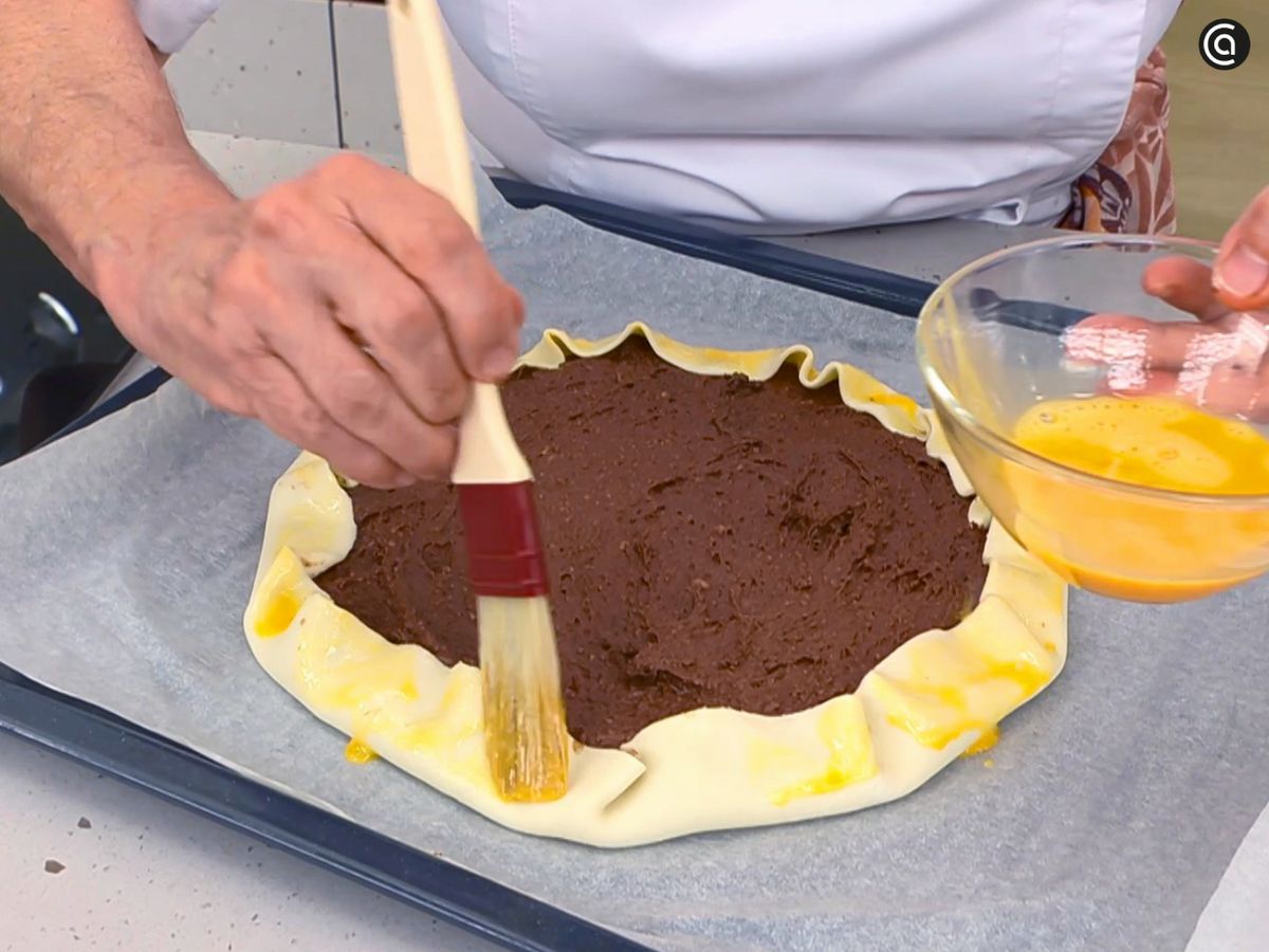 Prepara el relleno de franchipán de cacao sobre el hojaldre de la base