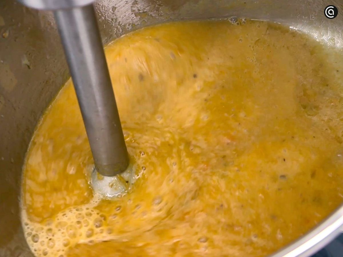 Tritura el escabeche para acompañar el rabo de ternera