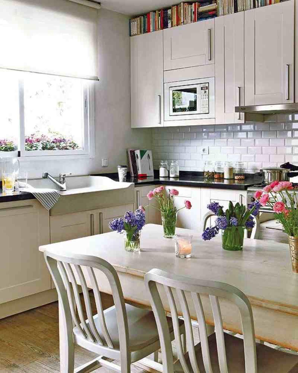 Una librería en la parte superior del armario