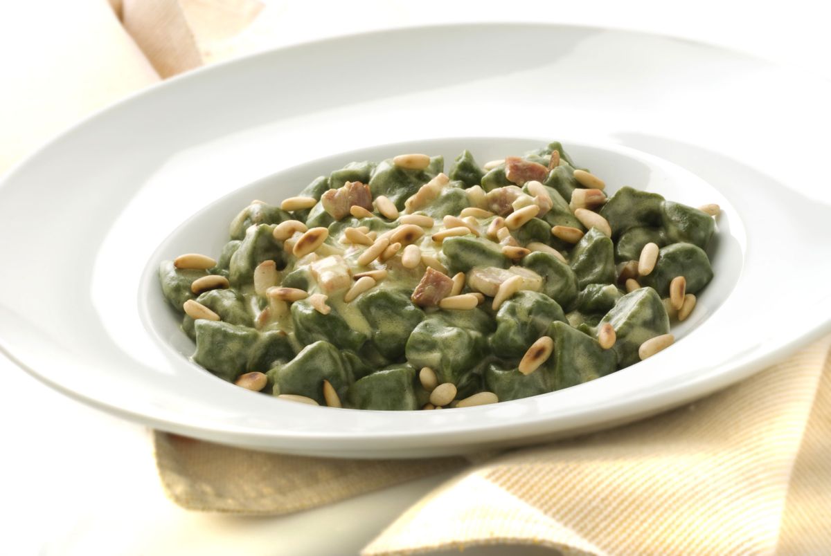 Ñoquis de espinaca con panceta y piñones