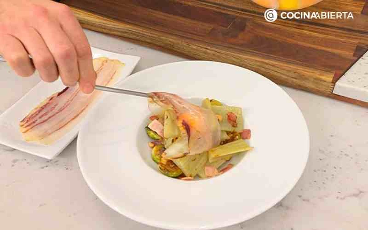 Coloca las lonchas de papada encima de la yema de huevo