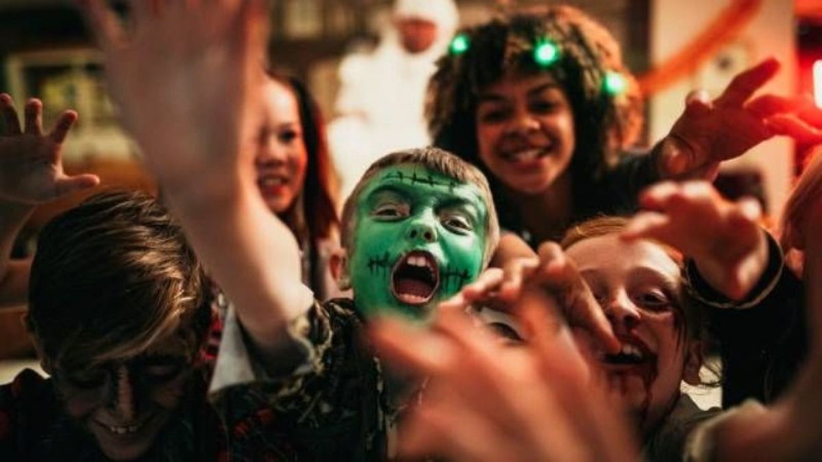 El disfraz de zombie es una buena opción para disfrazarse entre varios amigos