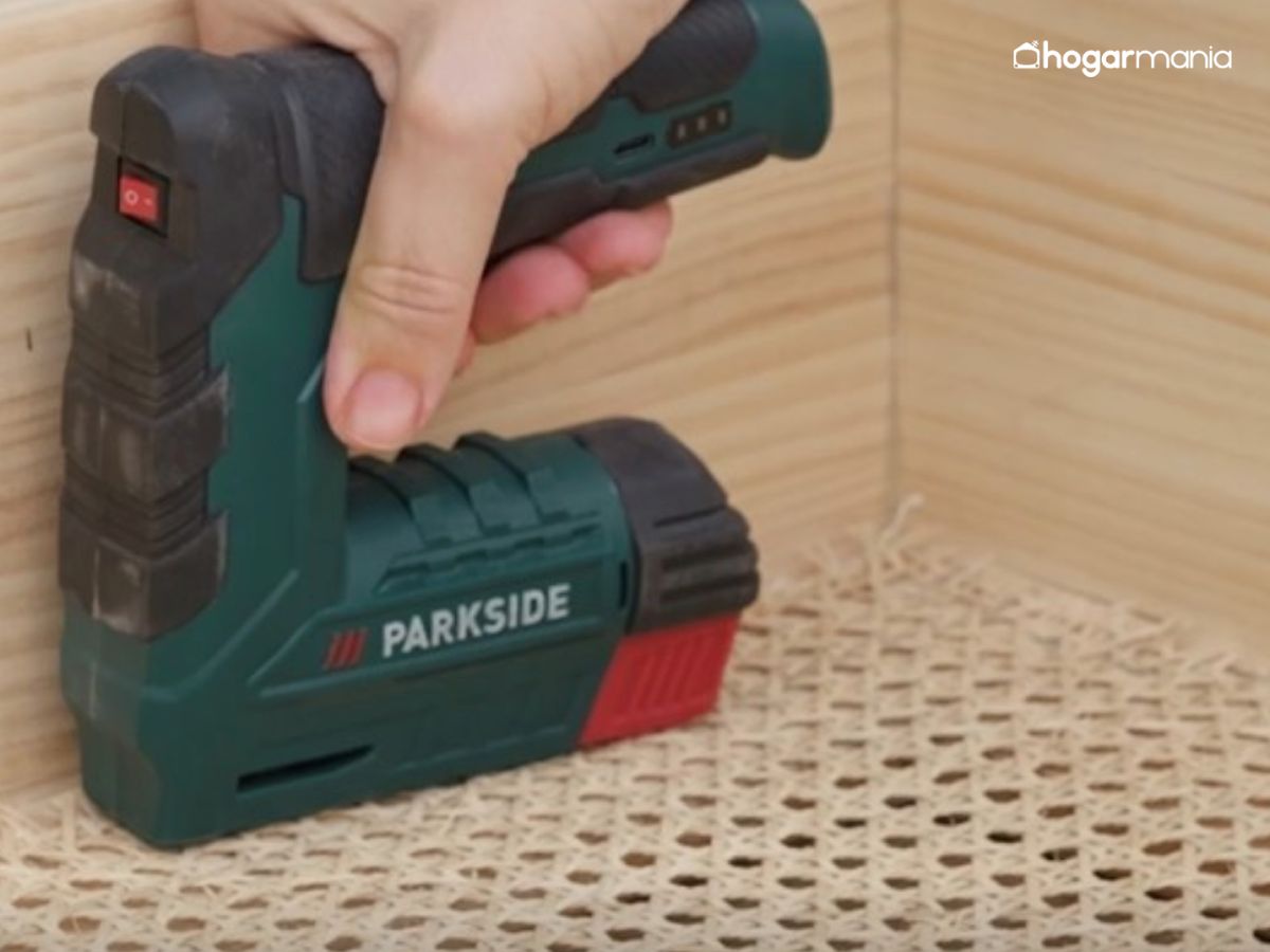 La grapadora asegura la rejilla de forma rápida y discreta.