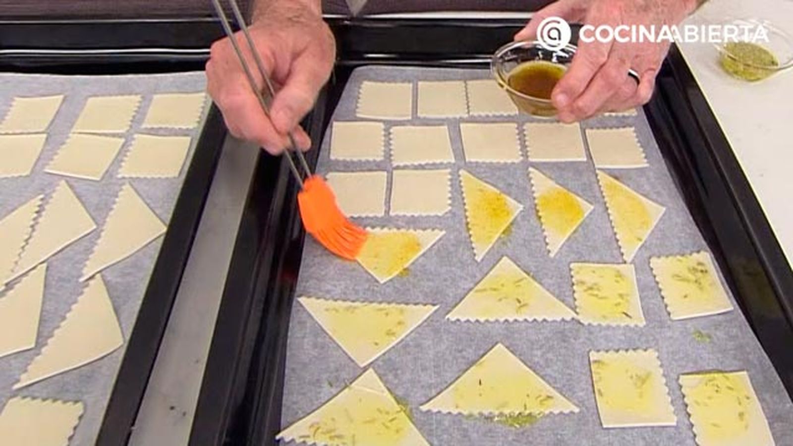 aperitivo especiado crujiente de pasta al horno receta karlos arguinano kar67770321 paso3 aperitivo especiado crujiente de pasta al horno receta karlos arguinano kar67770321 paso3