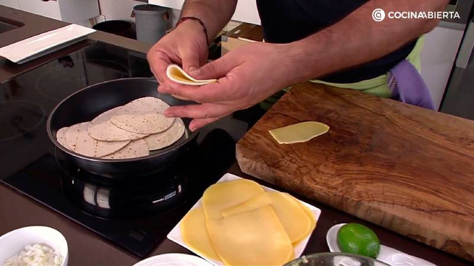 Rellena las tortillas con lonchas de queso Rellena las tortillas con lonchas de queso