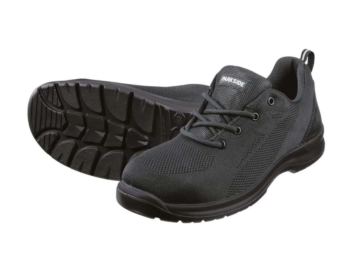 Zapatos de seguridad negros.