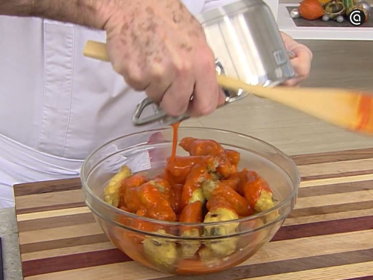 La salsa buffalo se sirve caliente para que mantenga su textura y sabor.