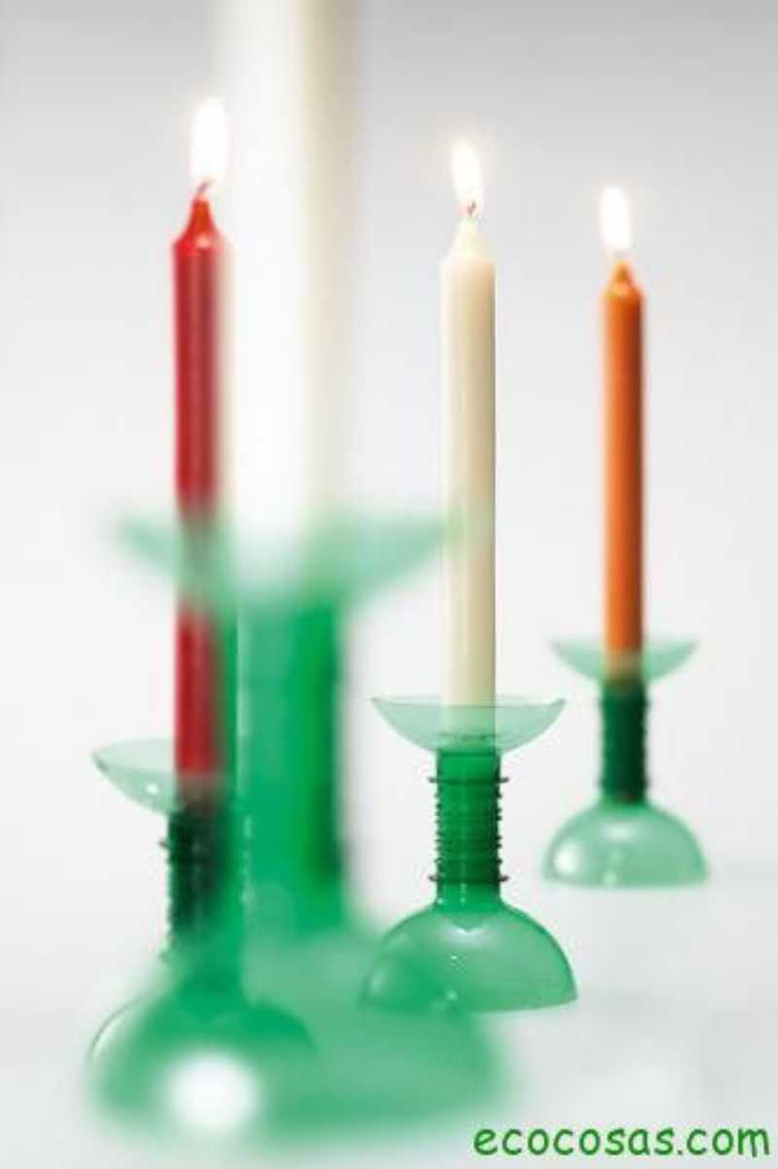 Candelabros hechos con botellas de plástico.