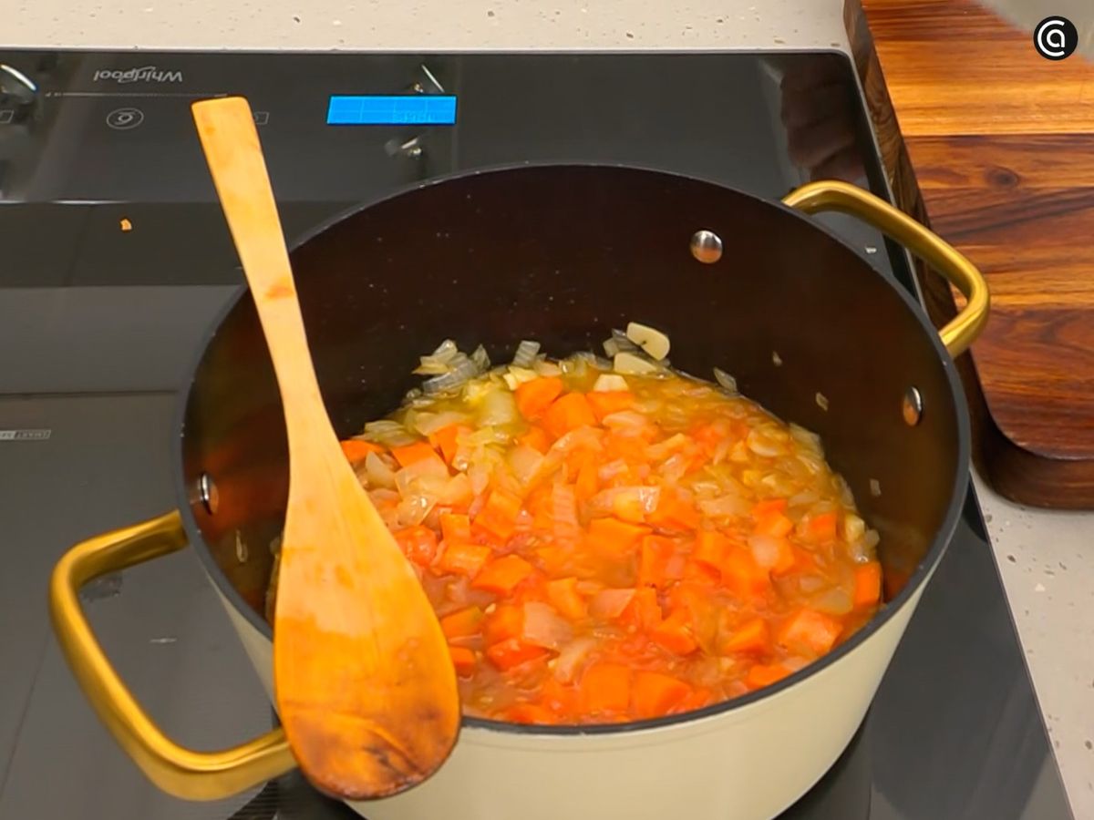 Cuece las hortalizas en la cazuela