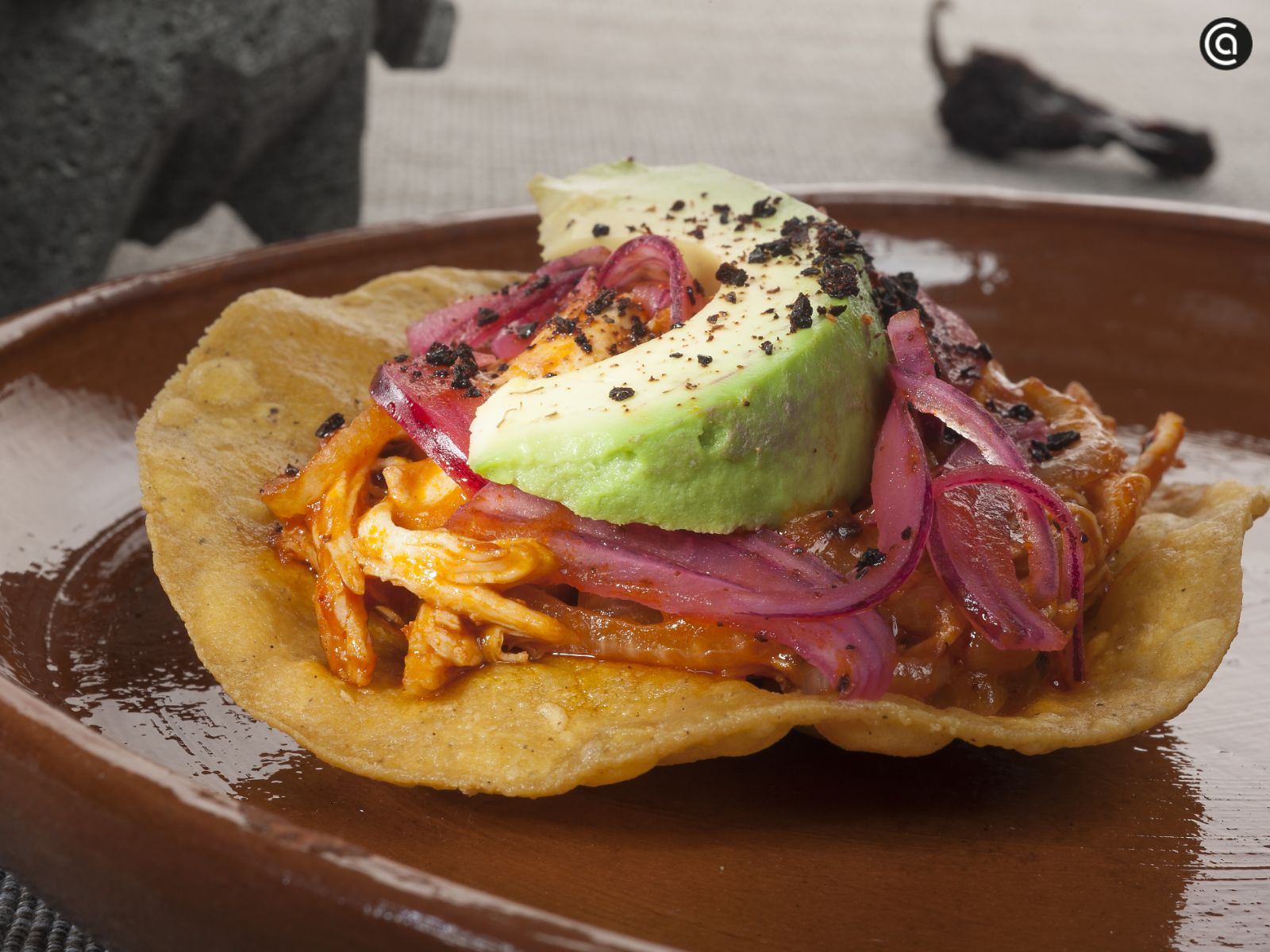 Tinga de pollo jugosa y crujiente, una receta mexicana