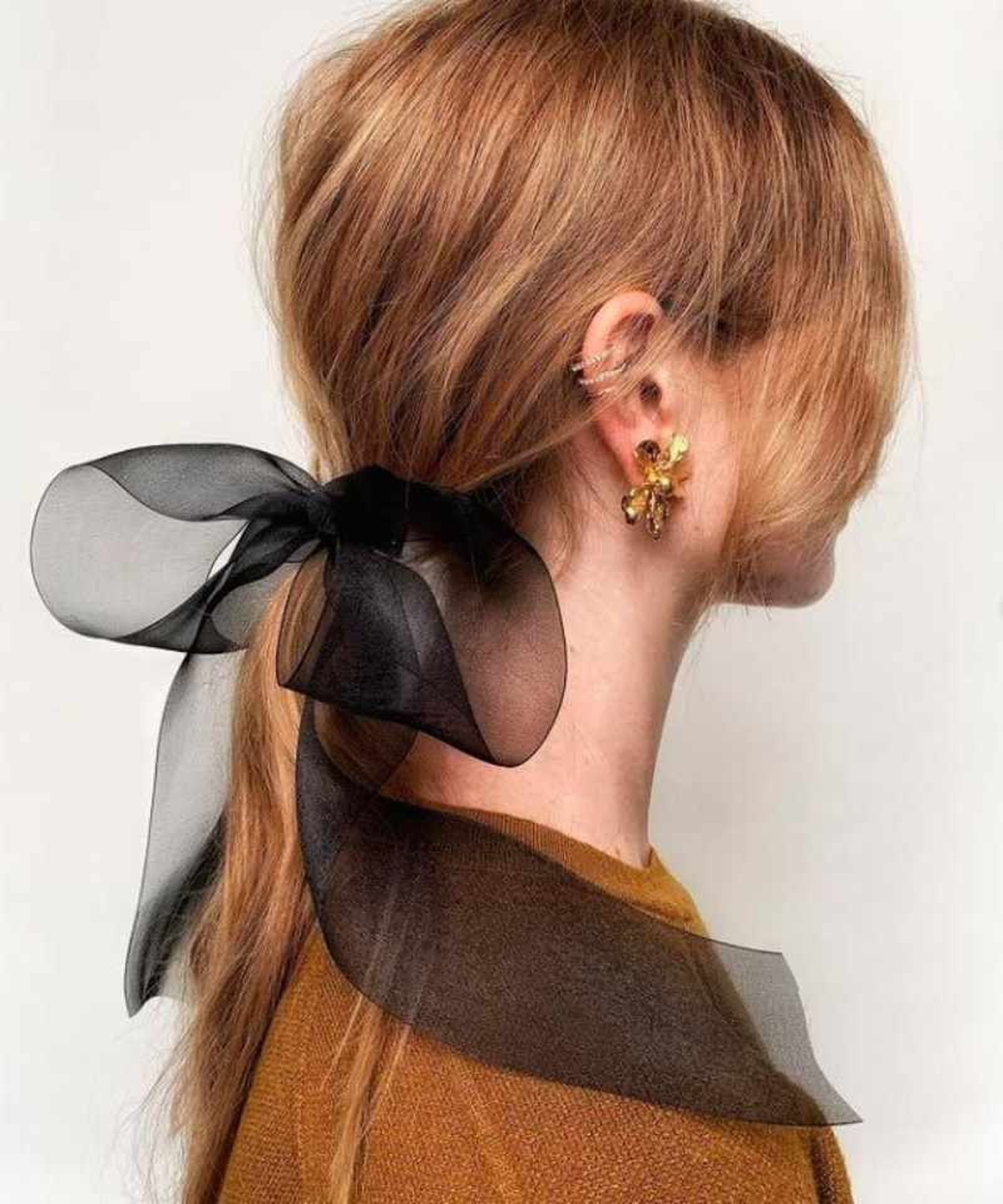 Coleta de efecto despeinado con lazo de organza