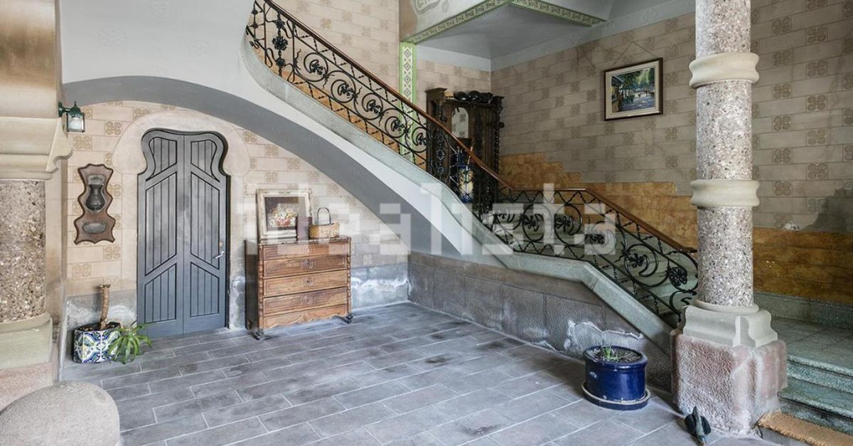 Escalinata de la masía.