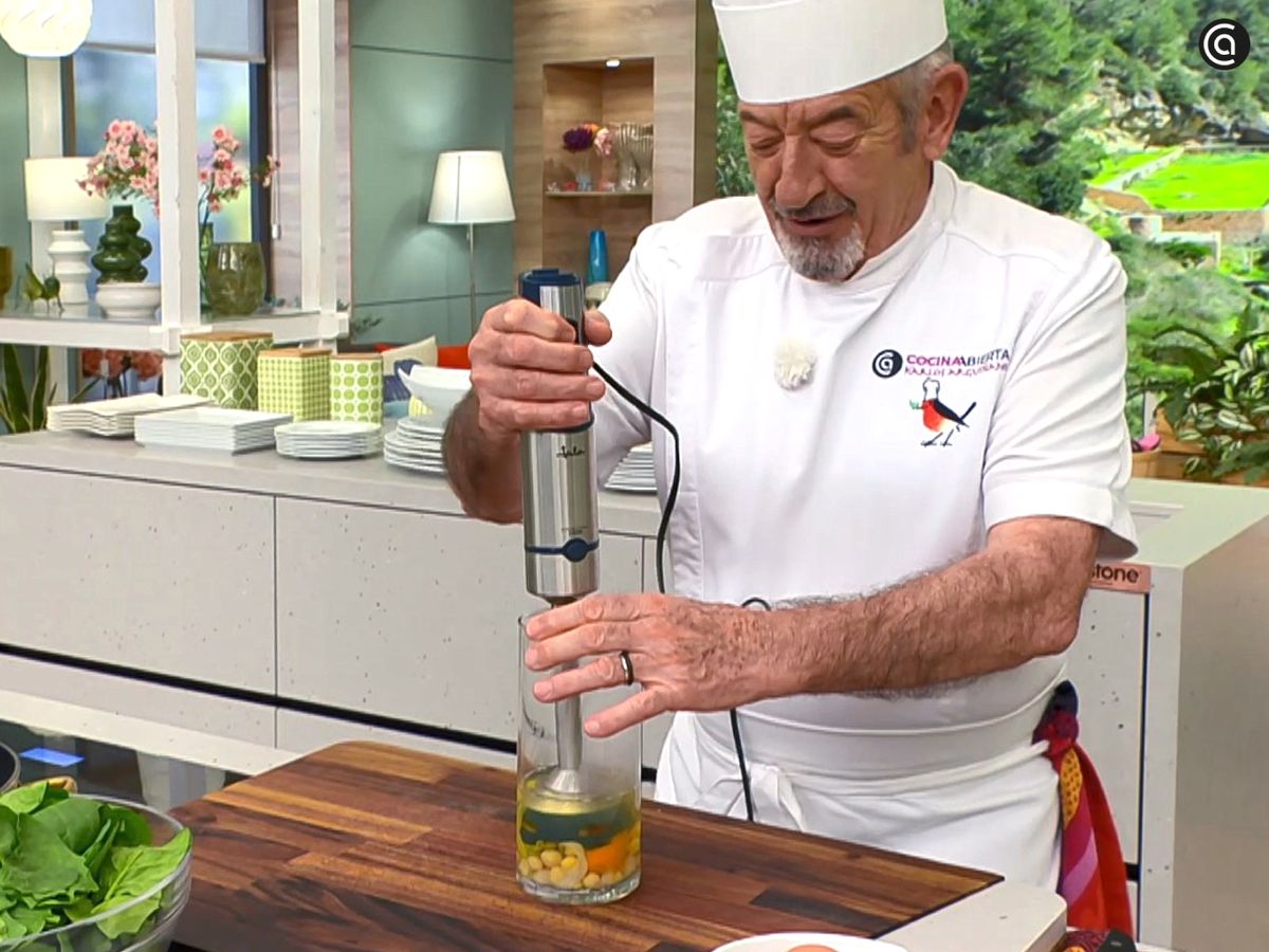 Tritura las verduras para dar cuerpo al potaje de garbanzos Tritura las verduras para dar cuerpo al potaje de garbanzos