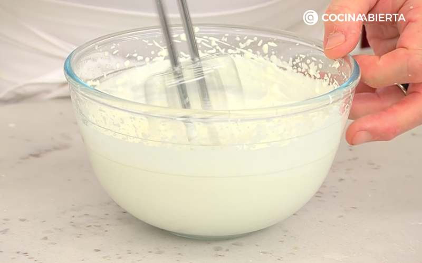 Monta la crema chantillí y colócala en una manga pastelera Monta la crema chantillí y colócala en una manga pastelera
