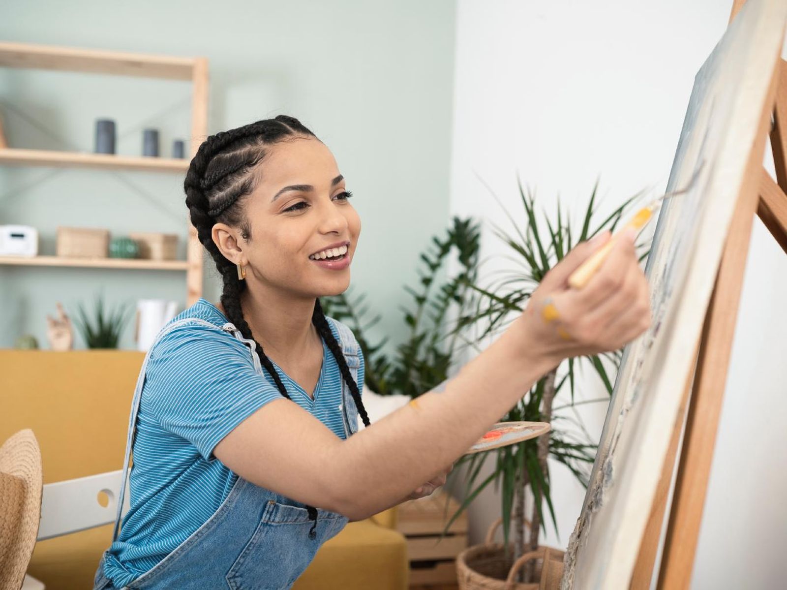 Mujer pintando un cuadro en casa. Mujer pintando un cuadro en casa.