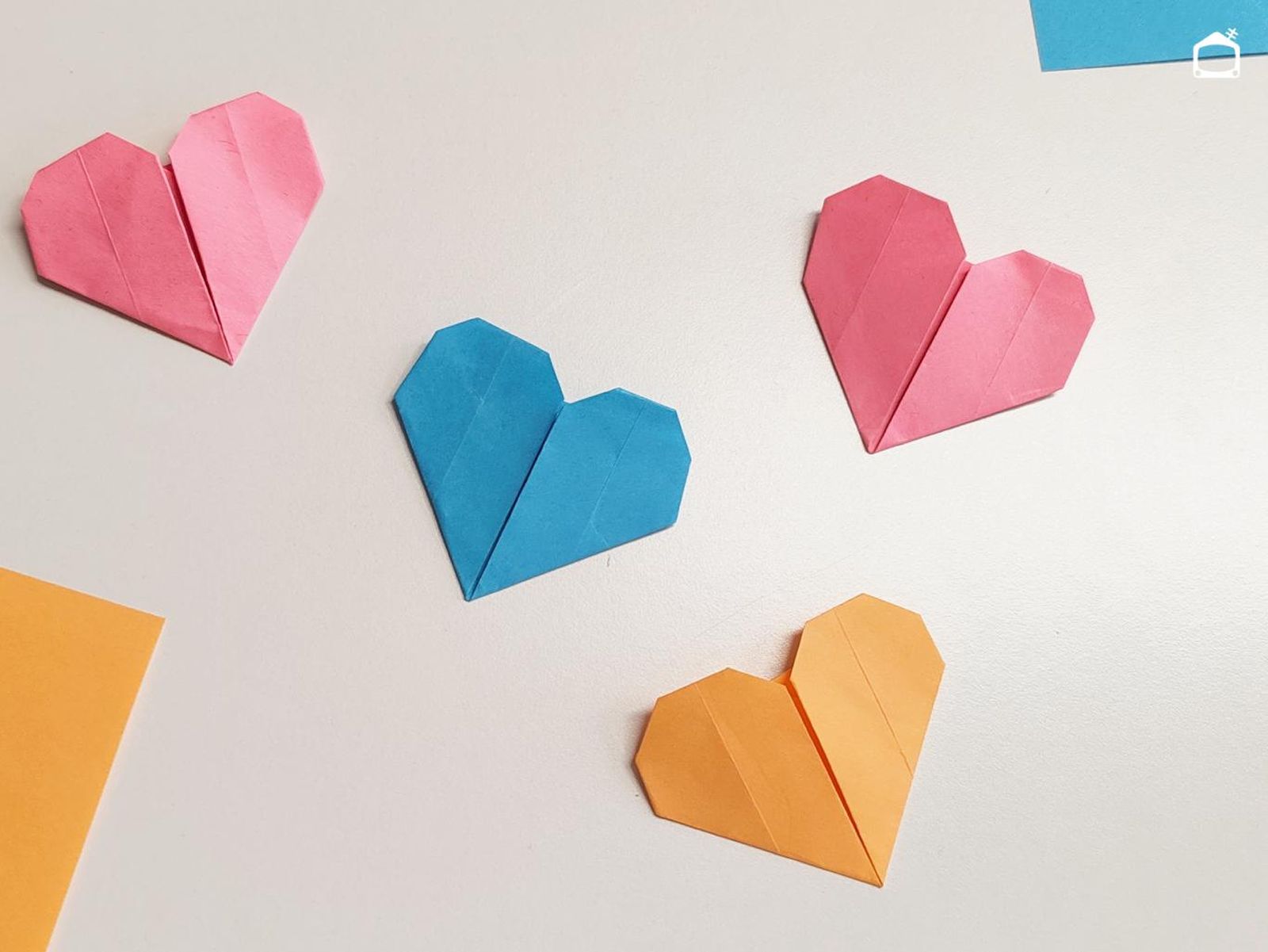 Corazones de papel de colores.