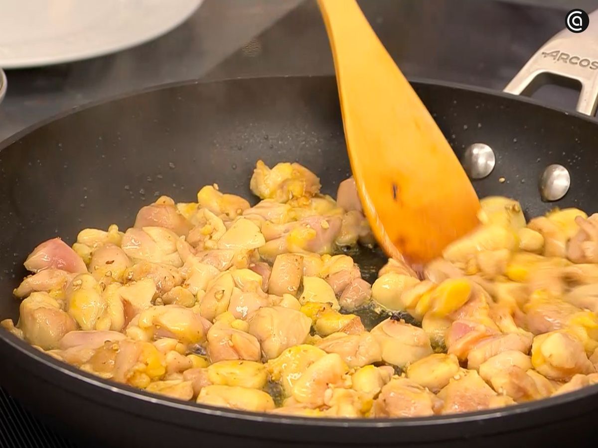 Corta el pollo en dados y saltéalos